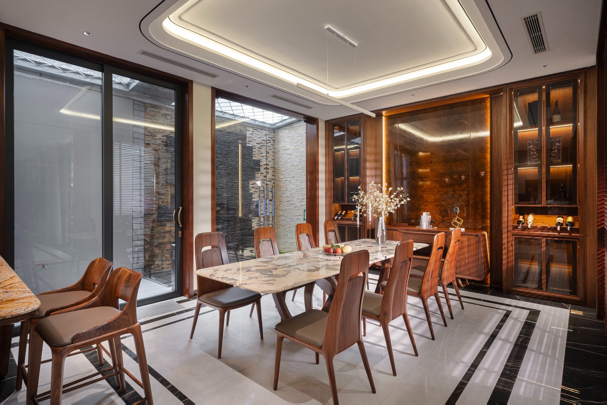 Bàn ăn mặt đá marble vân mây trắng xám, khung gỗ và ghế cut-out bọc da nâu